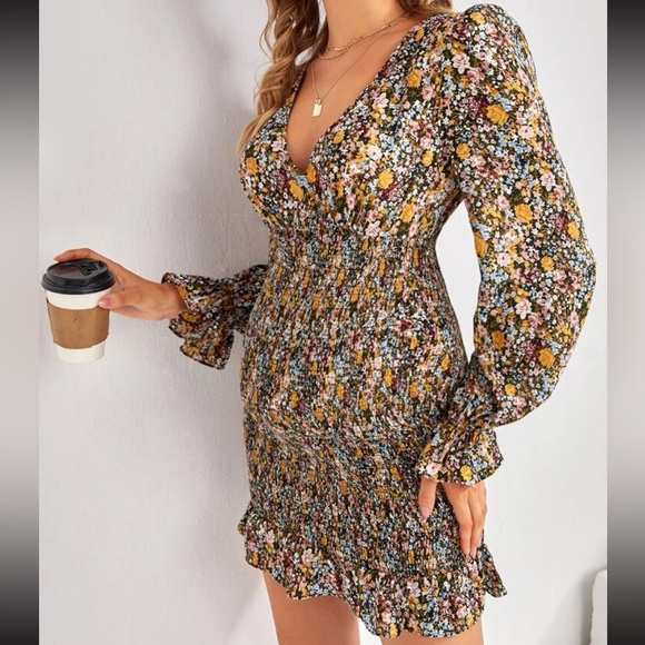 Floral print shirred maternity dress - Picture 3 of 5